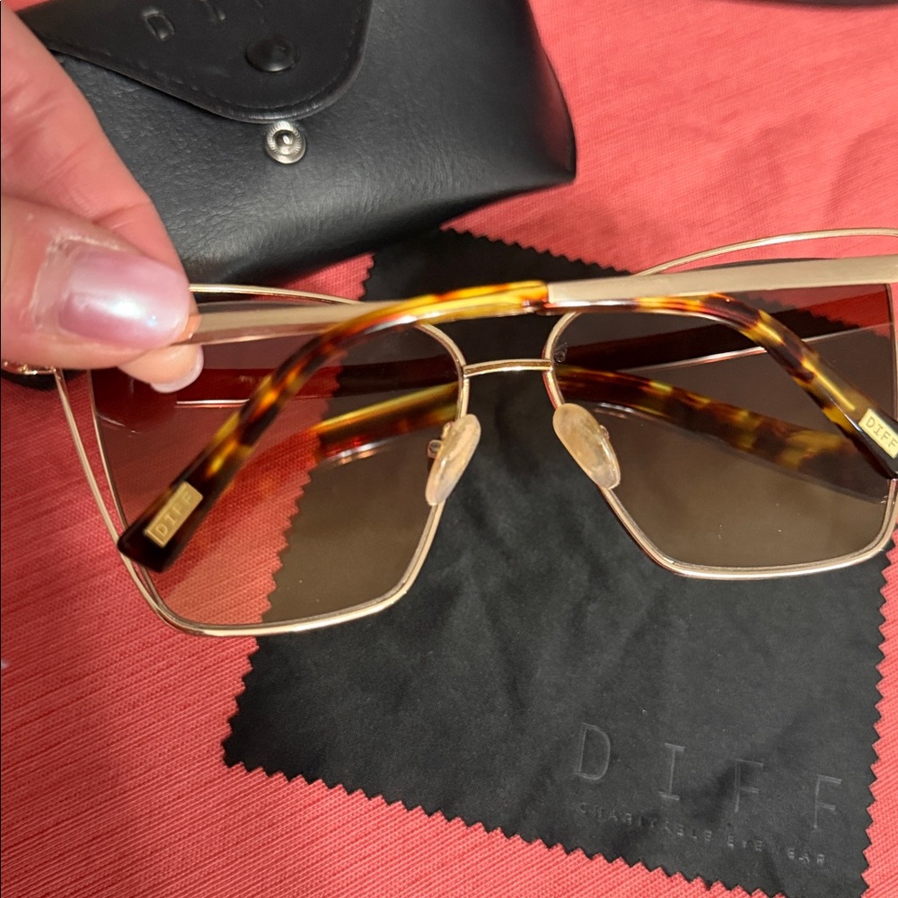 ✨Closet Price Drops!✨ Diff Sunglasses with case - Picture 2 of 5